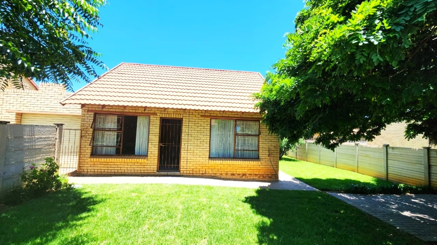 2 Bedroom Property for Sale in Langenhovenpark Free State